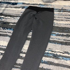 Amazon booty plumping leggings, black and dark grey size L